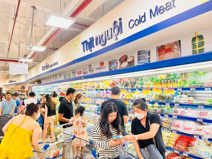 Khu vực thực phẩm tại Co.opmart thu hút khách hàng