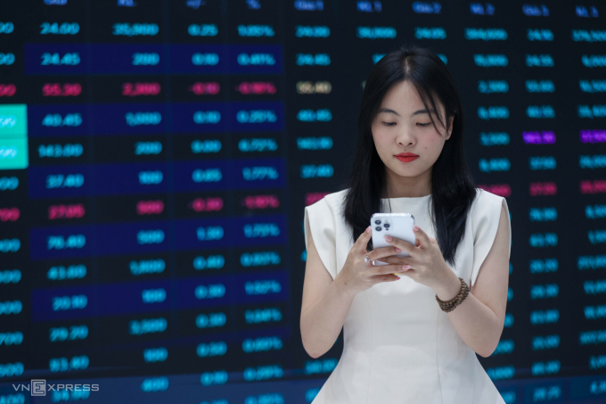 Nhà đầu tư đang giao dịch tại một công ty chứng khoán ở TP HCM, tháng 4/2026. Ảnh: Quỳnh Trần