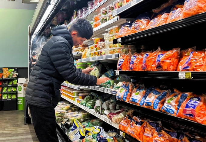 Người dân chọn đồ tại một siêu thị Chicago, Mỹ, ngày 22/11/2022. Ảnh: Reuters