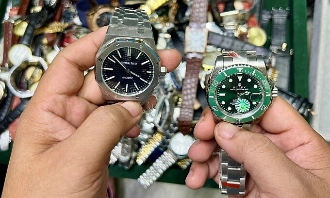 Trong đợt kiểm tra bất ngờ tại Sài Gòn Square và chợ Bến Thành hồi tháng 5, đồng hồ Rolex giả bị ban quản lý chợ tịch thu. Ảnh: Ban quản lý chợ tại TP.HCM