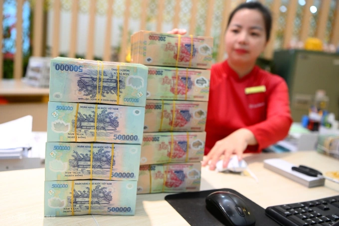 Giao dịch tại một ngân hàng thương mại. Ảnh: Giang Huy