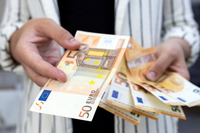 Các tờ euro được chụp vào ngày 30/5/2022. Ảnh: Reuters