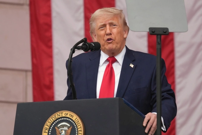 Tổng thống Donald Trump phát biểu tại một sự kiện ở Nghĩa trang Quốc gia Arlington, bang Virginia, Mỹ, hôm 25/5. Ảnh: AP