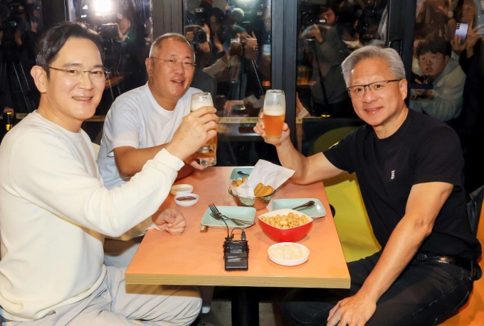 CEO Nvidia Jensen Huang, Chủ tịch Samsung Electronics Jay Y. Lee và Chủ tịch Hyundai Motor Group Euisun Chung tại một nhà hàng gà rán ở Seoul tháng 10/2025. Ảnh: Reuters
