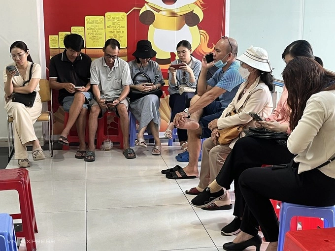 Giá vàng trong nước giảm sâu, người dân đổ xô bán tháo