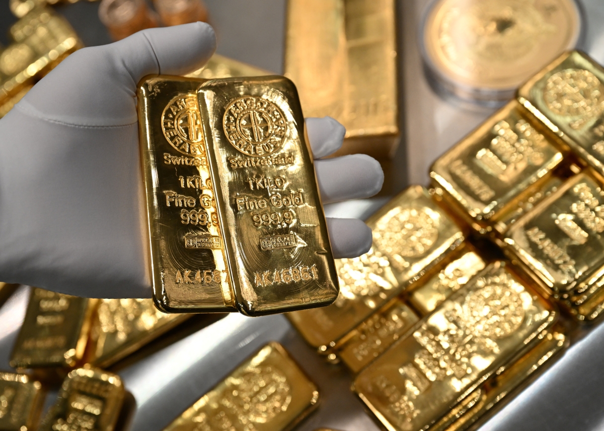 Giá vàng thế giới lao dốc, về dưới 4.100 USD