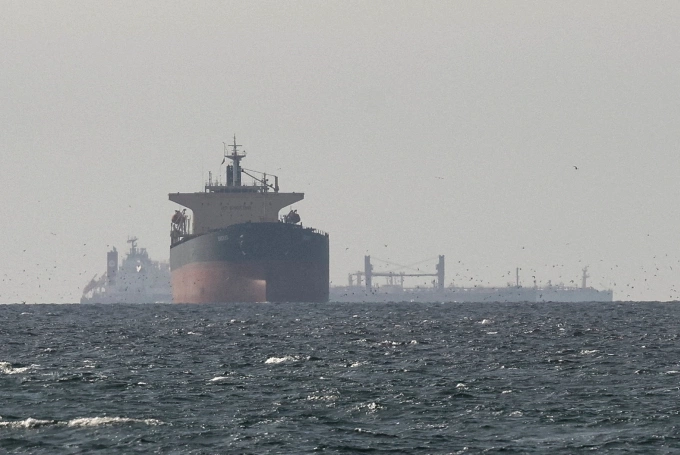 Các tàu chở hàng ở vịnh Ba Tư, gần eo biển Hormuz, ngày 11/3. Ảnh: Reuter
