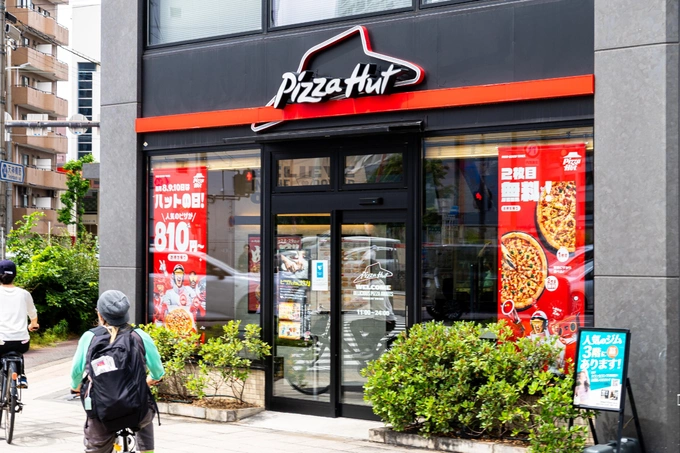 Một chi nhánh của chuỗi nhà hàng Pizza Hut tại Osaka, Nhật Bản tháng 5/2026. Ảnh: Reuters