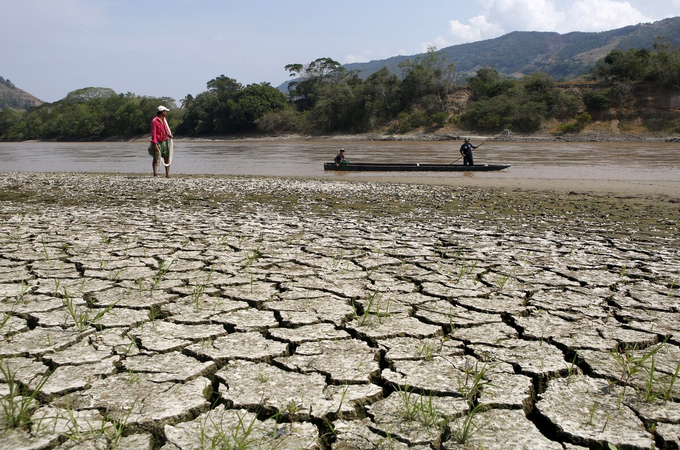Một ngư dân đứng bên bờ sông Magdalena, con sông dài nhất ở Colombia, thành phố Honda, trong năm diễn ra siêu El Nino gần nhất, ngày 14/1/2016. Ảnh: Reuters