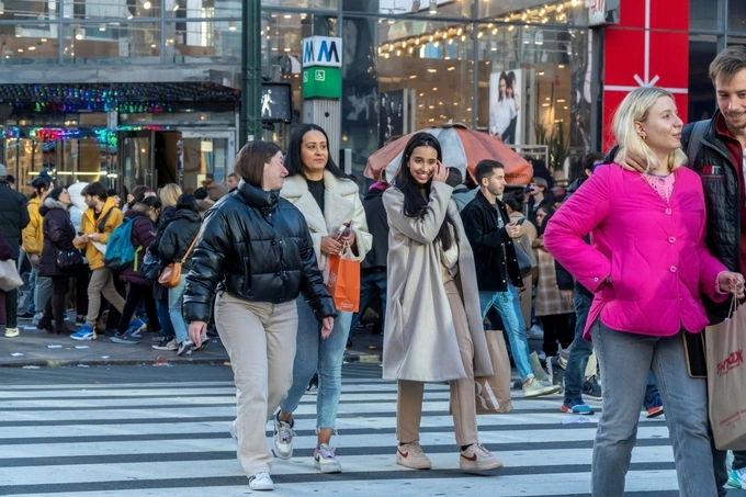 Người dân trên một phố mua sắm ở New York ngày 24/11/2023. Ảnh: Reuters