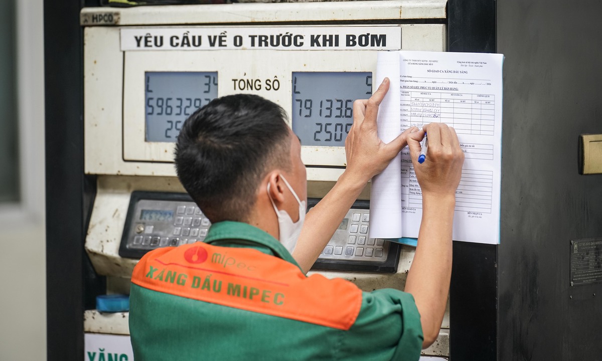 Giá xăng E10 giảm về dưới 21.000 đồng một lít