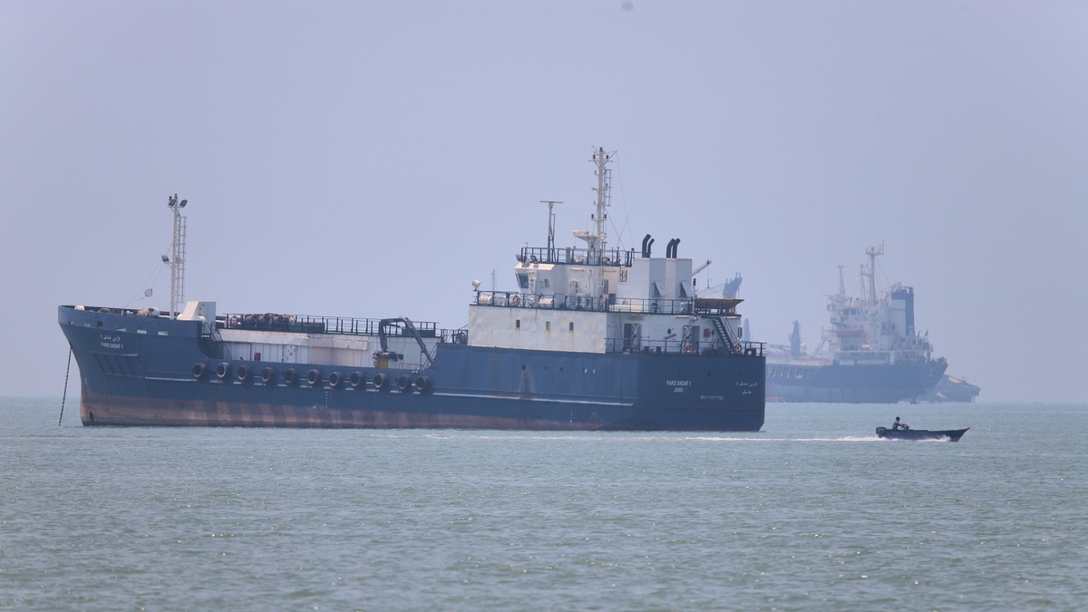 Lưu lượng tàu dầu qua eo biển Hormuz tăng