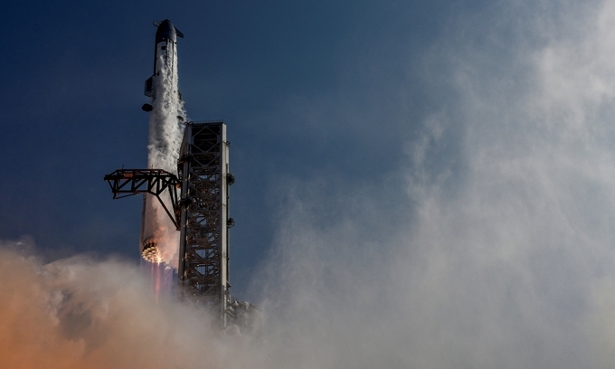 Tên lửa Starship của SpaceX rời bệ phóng trong chuyến bay thử nghiệm thứ 12 ở bãi phóng Starbase, bang Texas, Mỹ, ngày 22/5/2026. Ảnh: Reuters
