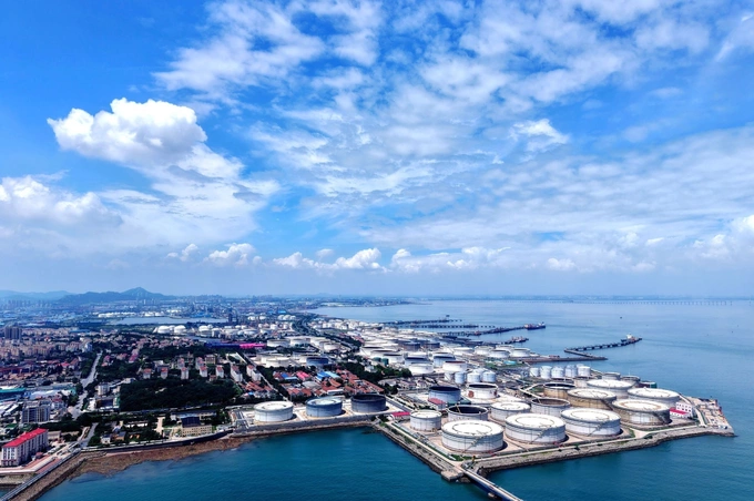 Imported crude oil storage tanks in Qingdao, Shandong, China, August 2025. Photo: AFP