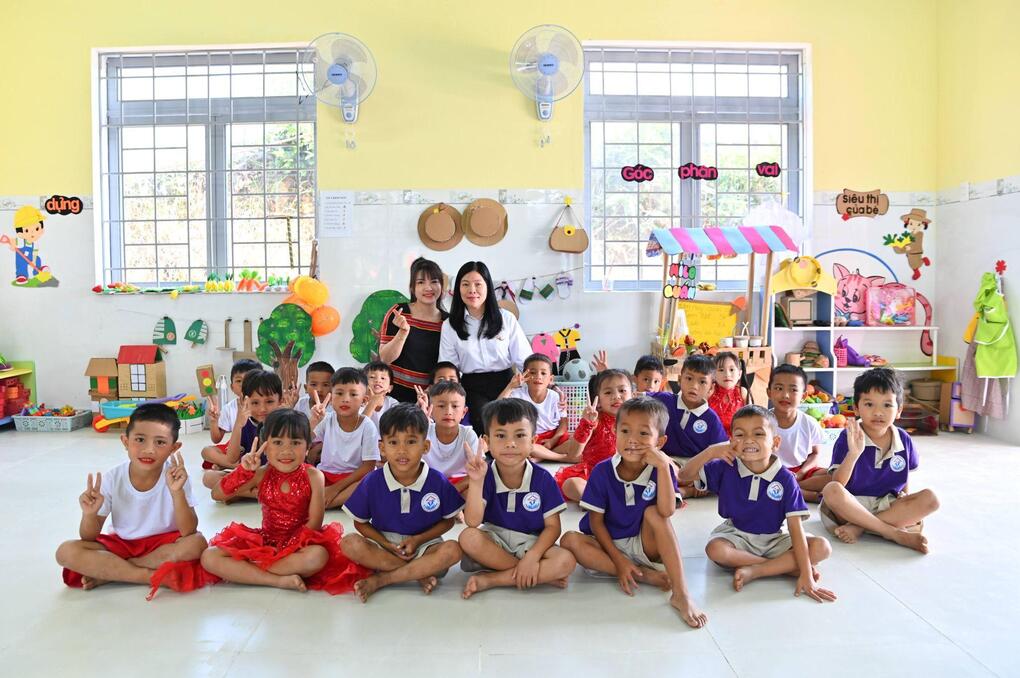 Cô trò tại điểm trường thôn Phước Công 2, trường mẫu giáo Phước Chánh trong lớp học mới do Uniqlo chung tay xây dựng. Ảnh: Uniqlo