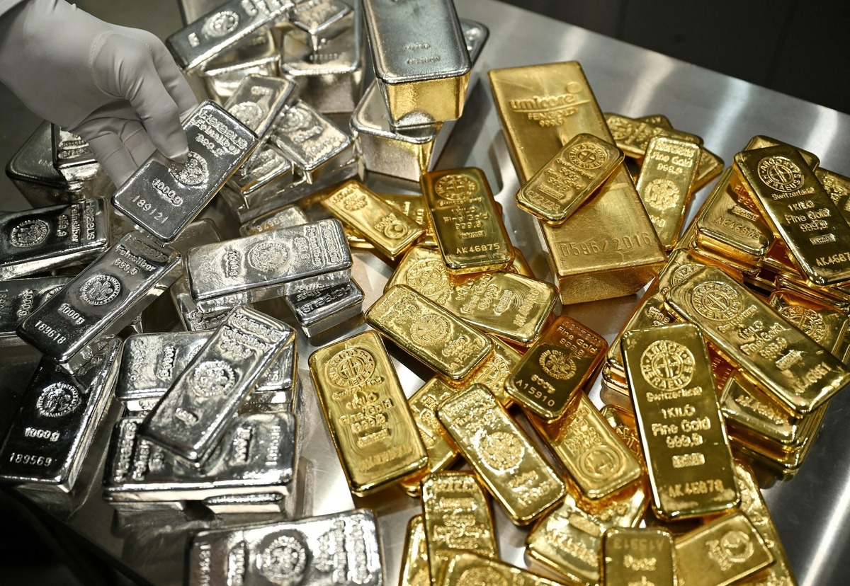 Giá vàng thế giới lên gần 4.100 USD