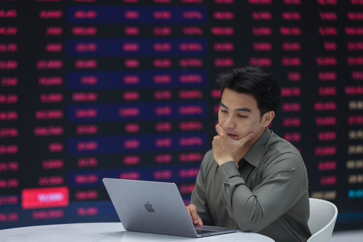 VN-Index lao dốc đầu tuần