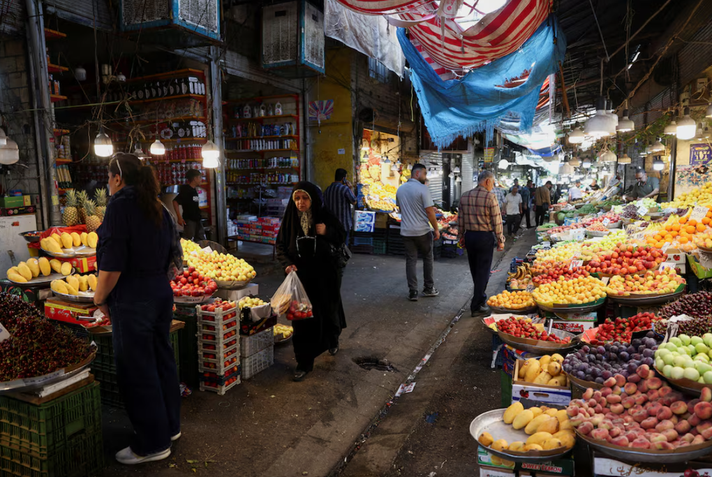 People shop at market in Tehran June 11. Photo: Reuters