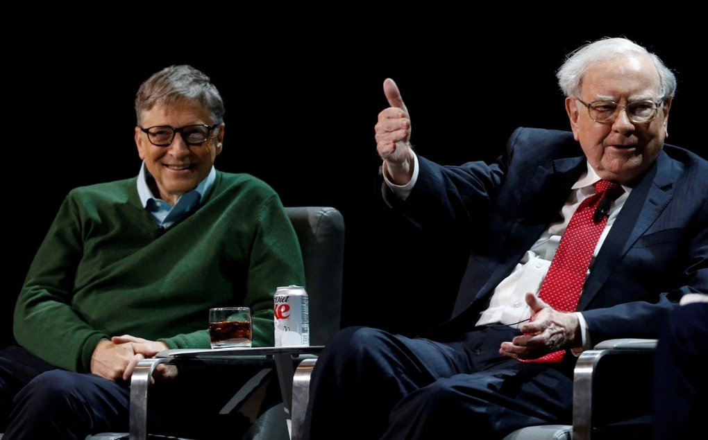 Bill Gates (trái) và Warren Buffett tại một sự kiện ở Đại học Columbia tháng 1/2017. Ảnh: Reuters