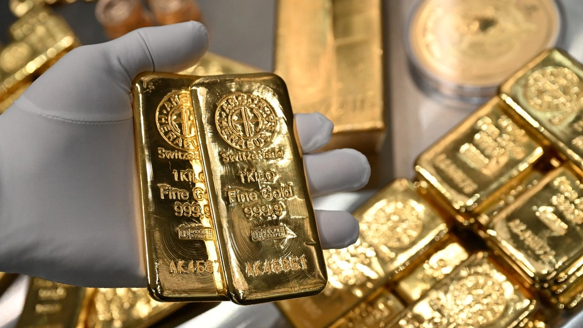 Giá vàng thế giới rời mốc 4.000 USD