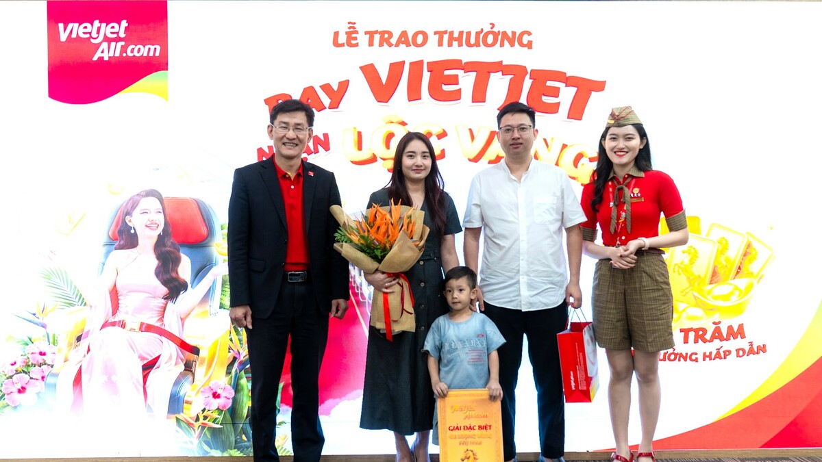 Vietjet trao một lượng vàng cho hành khách may mắn