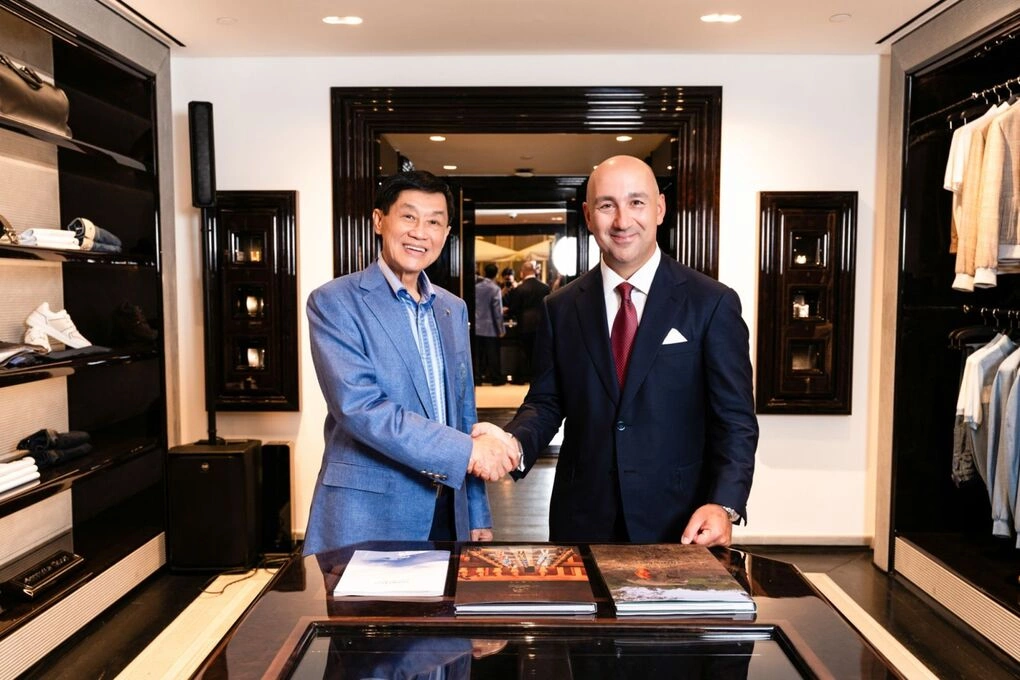 Ông Johnathan Hạnh Nguyễn, Chủ tịch Tập đoàn IPP (trái) cùng ông Filippo Ricci, Giám đốc sáng tạo kiêm thành viên gia đình sáng lập Stefano Ricci trong buổi lễ khai trương cửa hàng Stefano Ricci Rex Hotel. Ảnh: SR