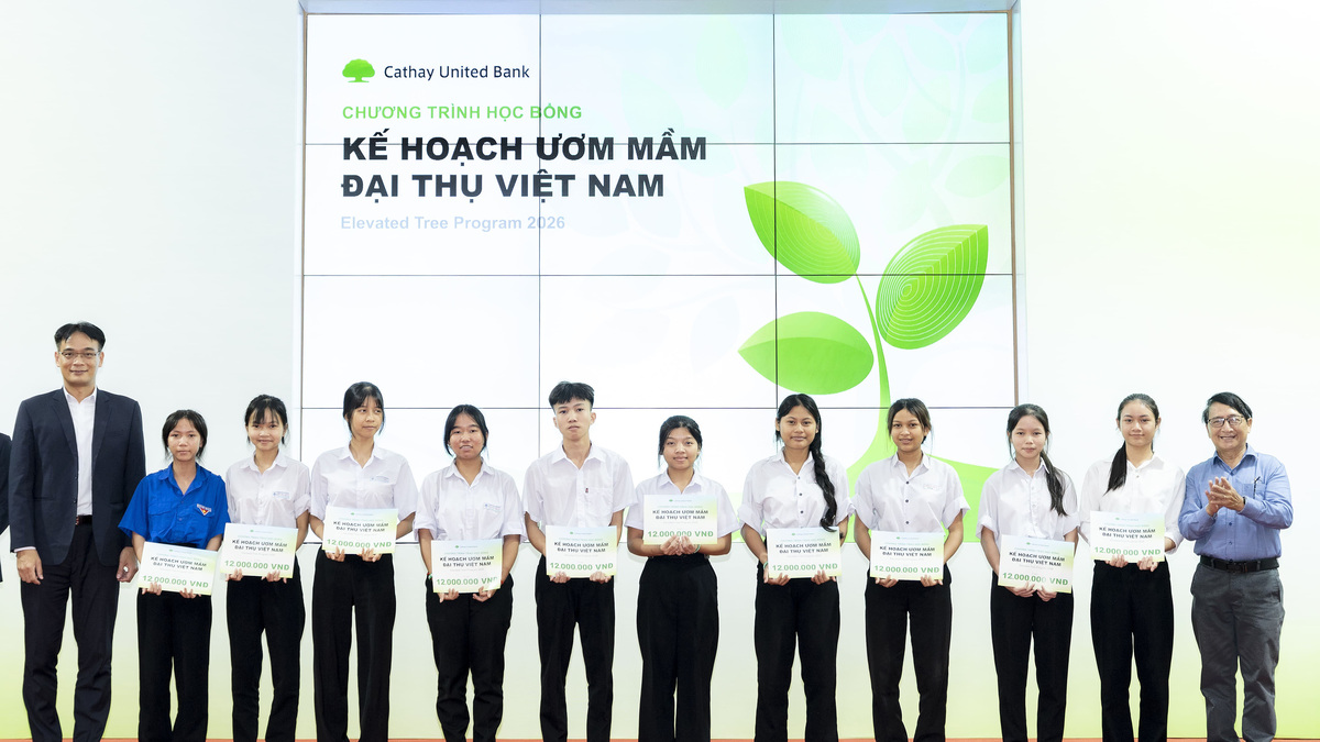 CUBHCM trao học bổng cho học sinh vượt khó tại Đà Nẵng, TP HCM