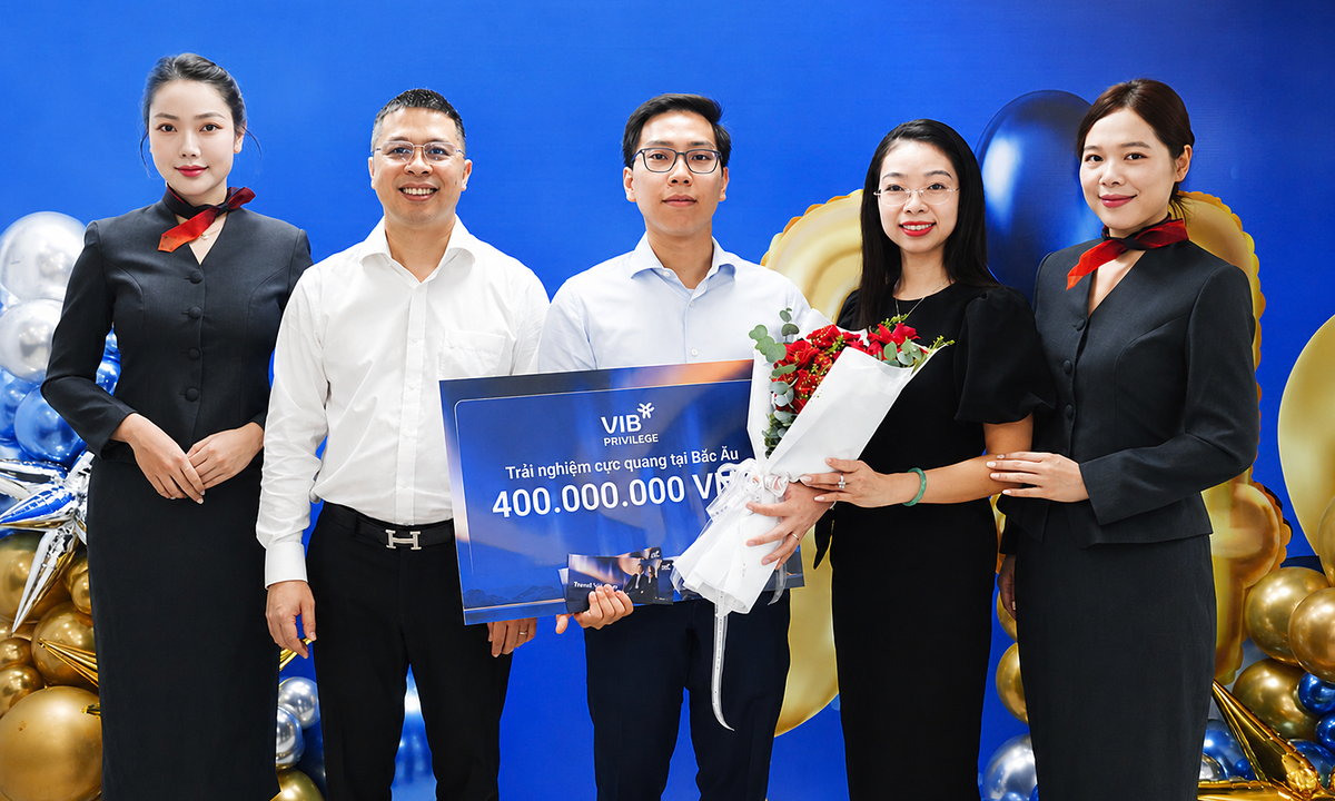 VIB trao thưởng ba khách đầu tiên trúng giải 'Chạm ánh cực quang'