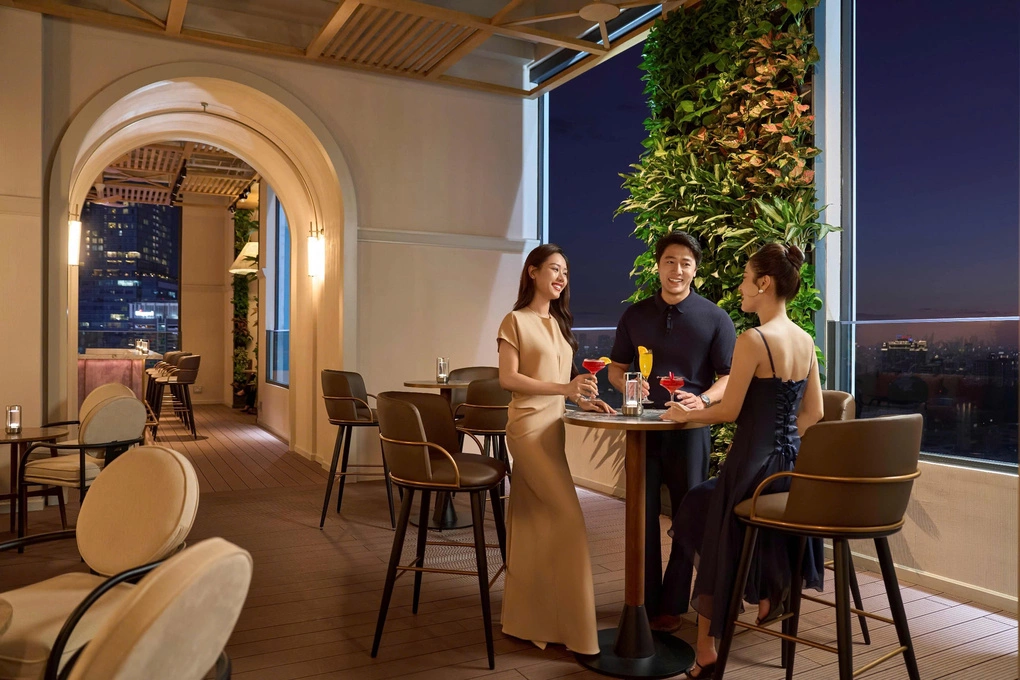 Thực khách thưởng thức cocktail tại quán bar tầng 23 - Hai Bar. Ảnh: Sheraton Saigon Grand Opera Hotel