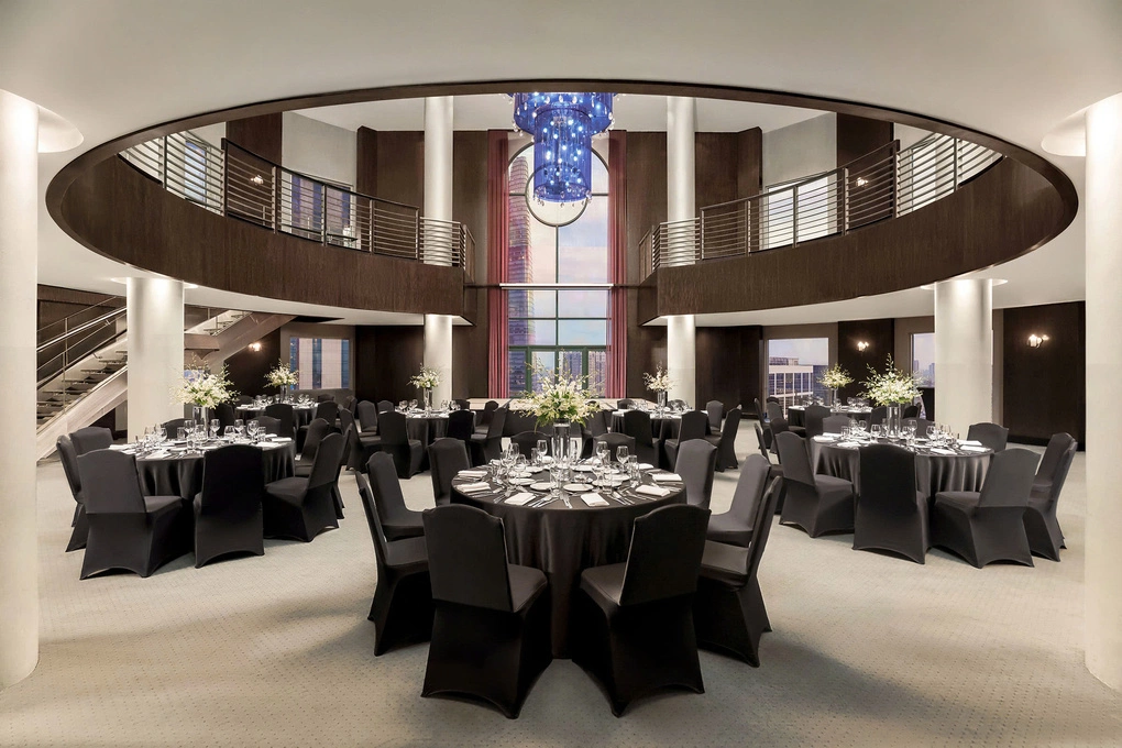Phòng tiệc thiết kế 360 độ với giếng trời thông hai tầng ở giữa. Ảnh: Sheraton Saigon Grand Opera Hotel
