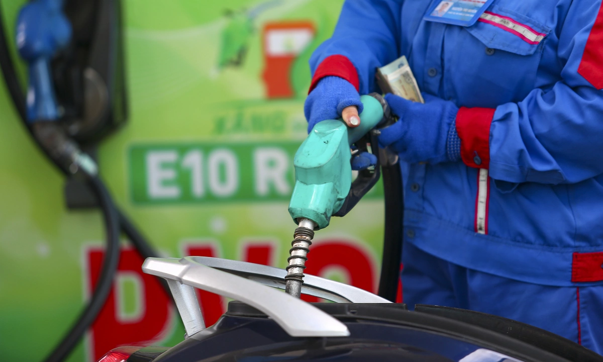 Giá xăng E10 tăng hơn 550 đồng một lít