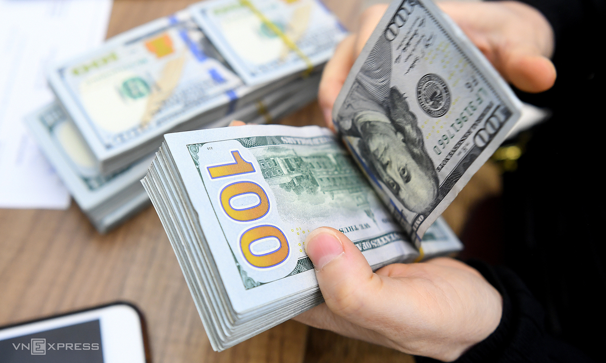 Giá USD tự do lao dốc
