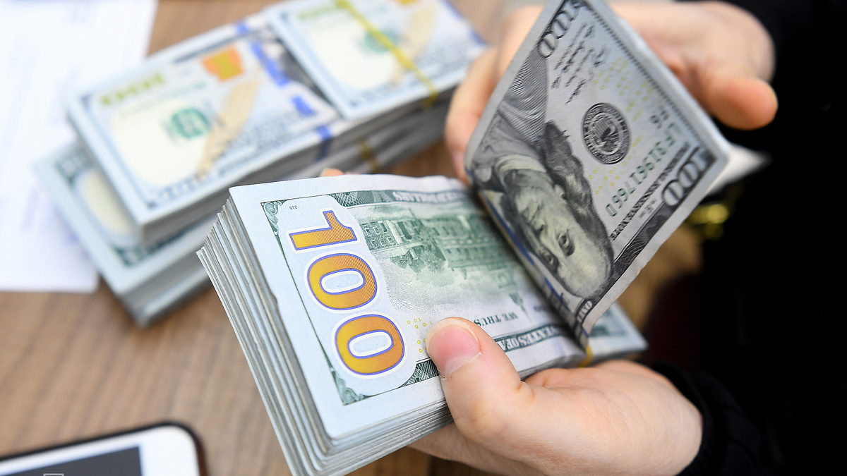 Giá USD tự do lao dốc