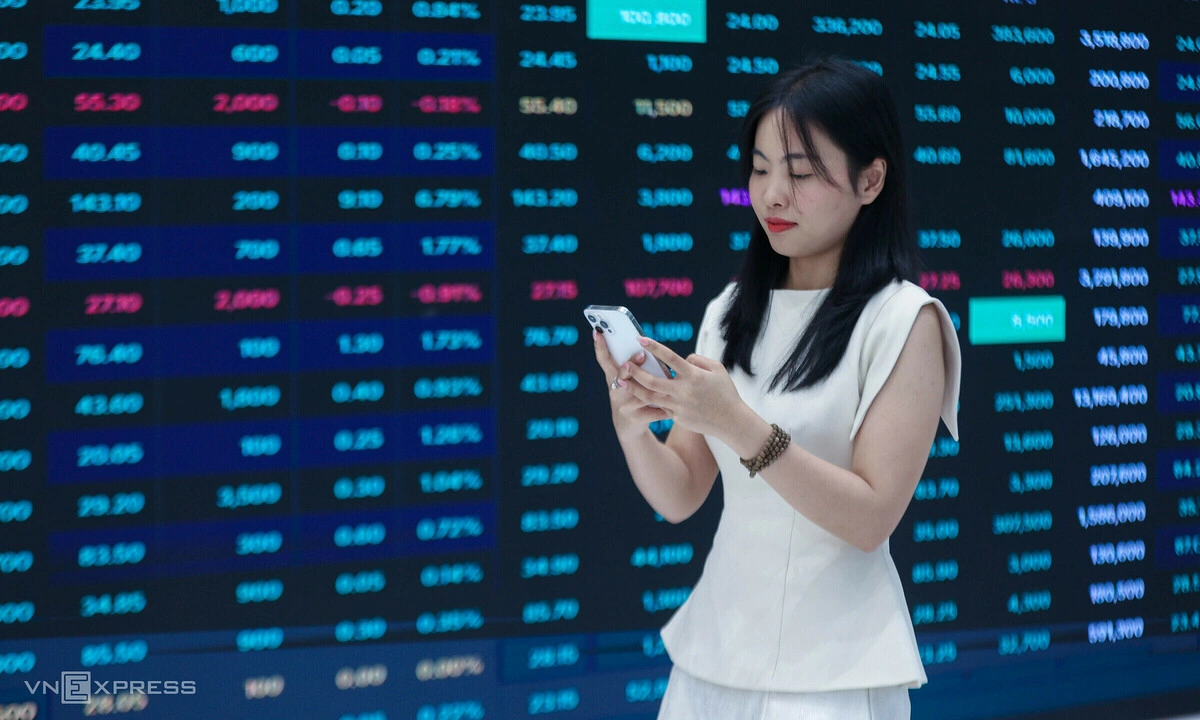 Chứng khoán tiến sát mốc 1.700 điểm