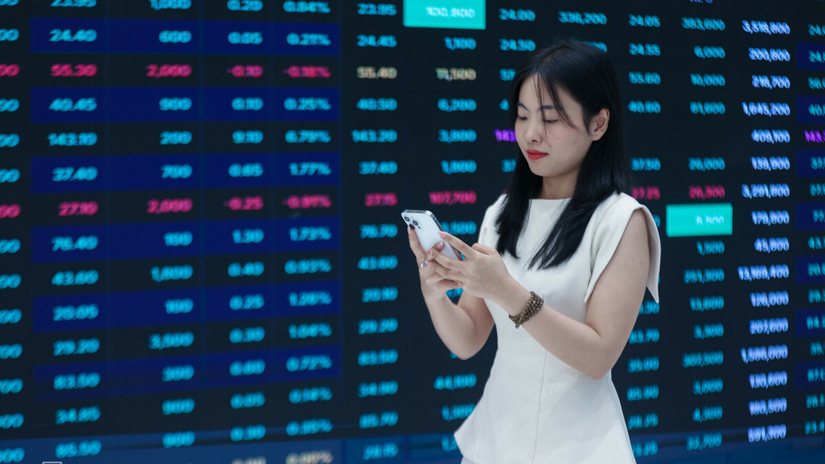 Chứng khoán tiến sát mốc 1.700 điểm