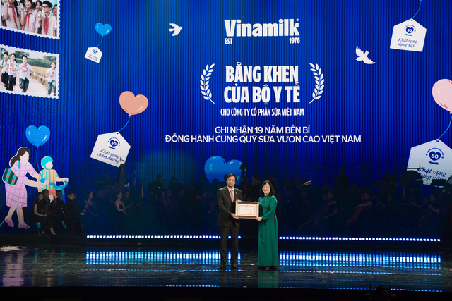 Bà Đào Hồng Lan, Bộ trưởng Bộ Y tế trao bằng khen cho Vinamilk. 4-1-1784982438-8117-1784983392.jpg