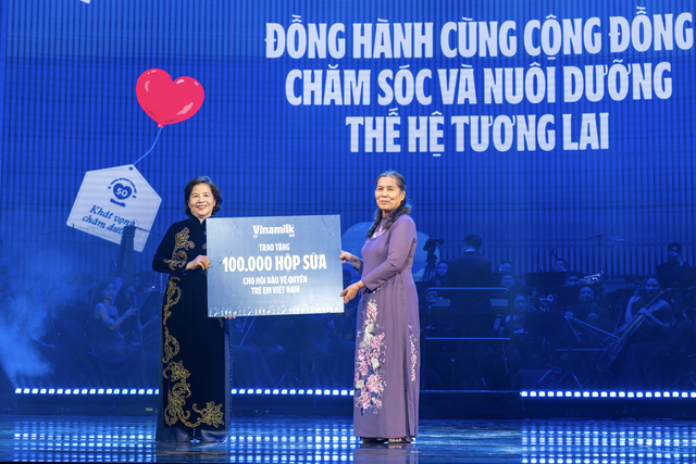 Bà Mai Kiều Liên trao tặng 100.000 hộp sữa cho đại diện Hội bảo vệ quyền trẻ em Việt Nam. A-nh-11-1784982492-7981-1784983392.jpg