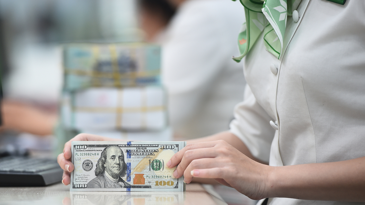 Giá USD tăng vọt