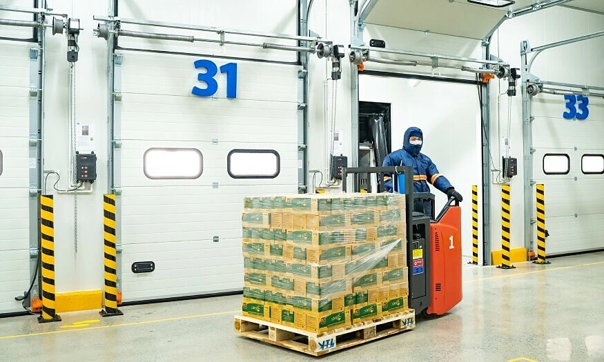Lắp pin mặt trời, dùng xe điện để 'xanh hóa' nhà kho