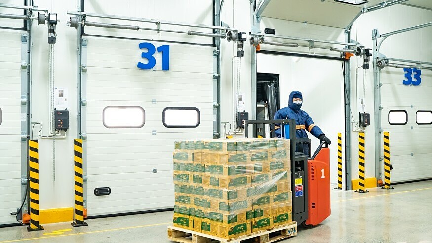 Lắp pin mặt trời, dùng xe điện để 'xanh hóa' nhà kho