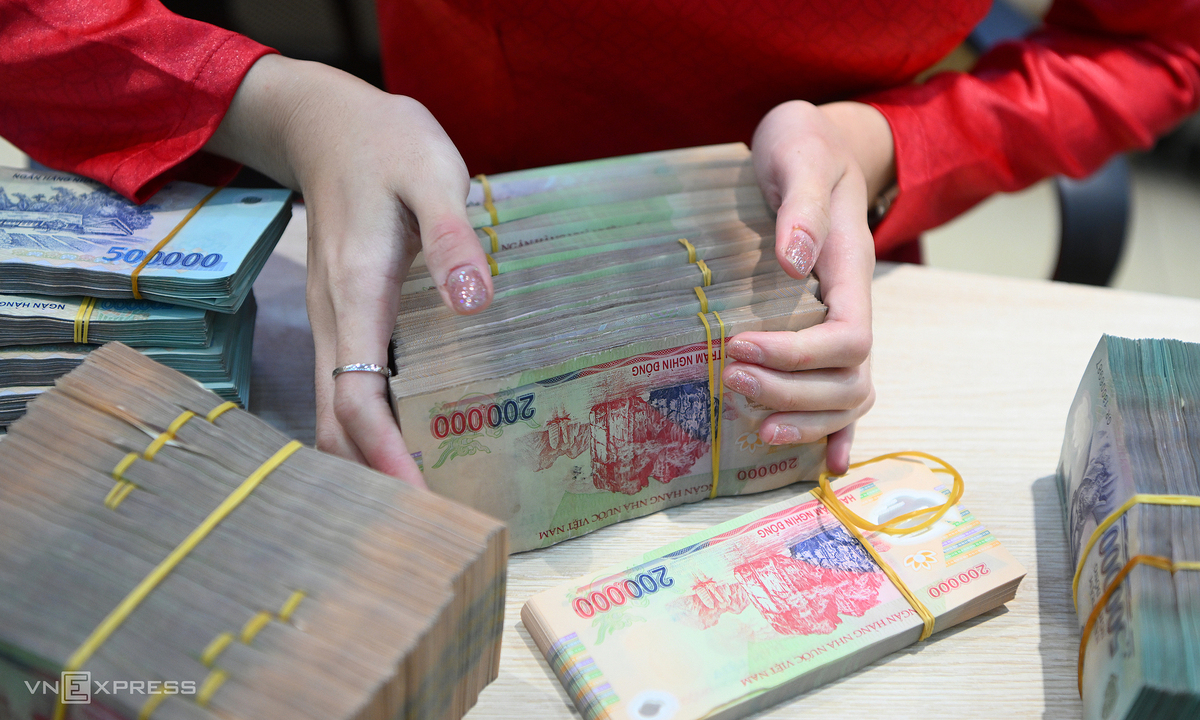 Lãi suất cao, có nên vay tiền lúc này?