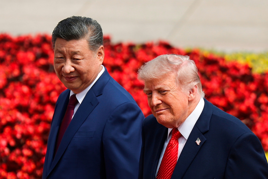 Chủ tịch Trung Quốc Tập Cận Bình (trái) và Tổng thống Mỹ Donald Trump tại Bắc Kinh ngày 14/5. Ảnh: AP