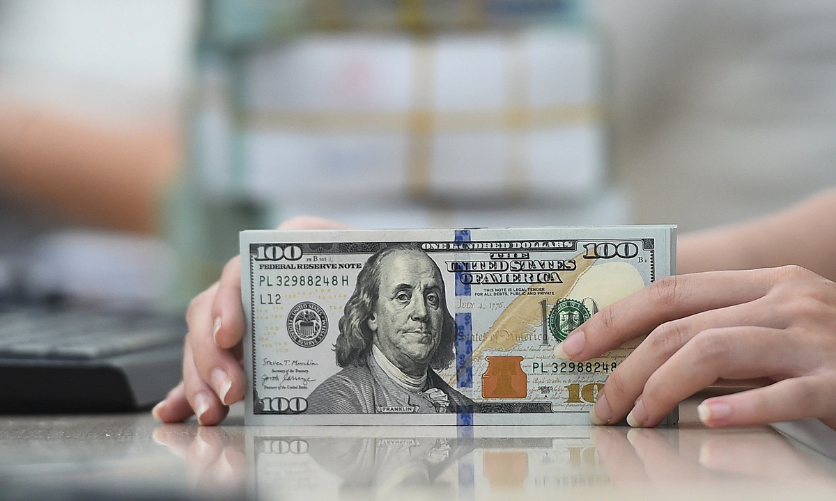 Giá USD 'chợ đen' thấp hơn ngân hàng