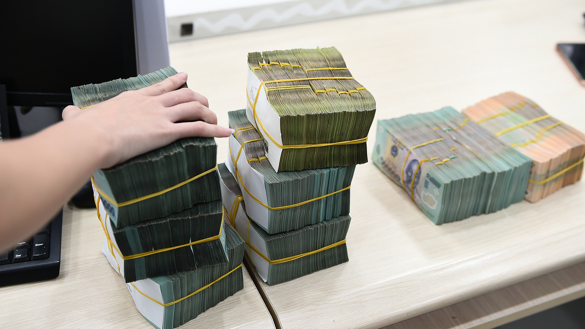Một ngân hàng phát hành trái phiếu với lãi suất 10%