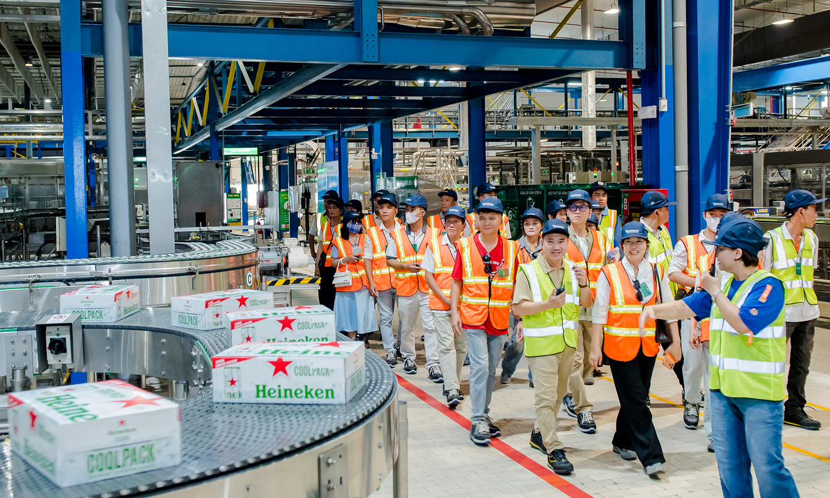 Đối tác tham quan nhà máy Heineken tại Đà Nẵng