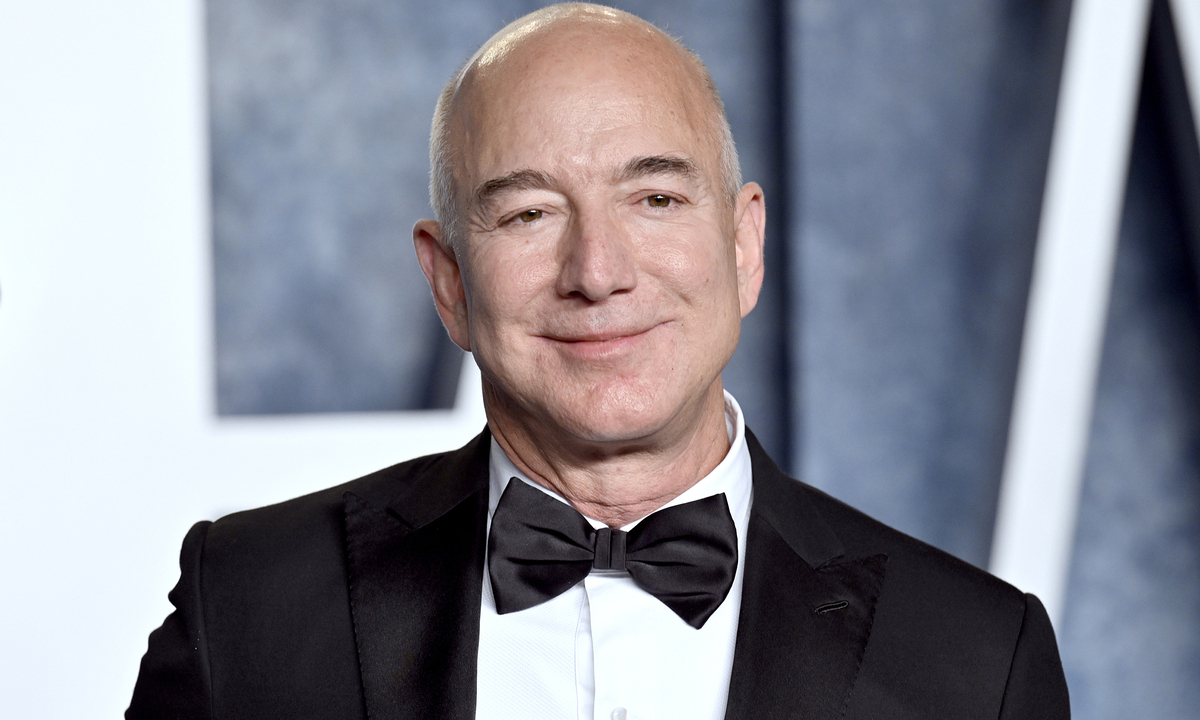 Jeff Bezos sắp mua cổ phần Liverpool