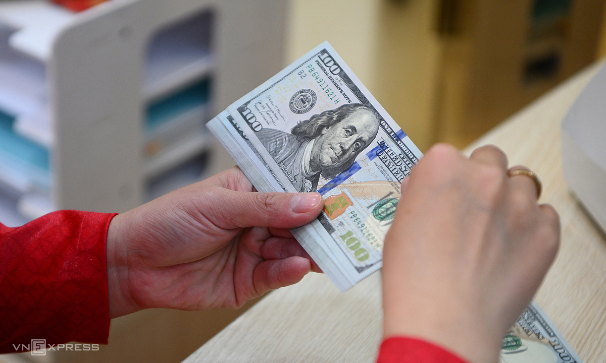 NHNN hạ tỷ giá trung tâm về 25.561 đồng, kết thúc chuỗi tăng