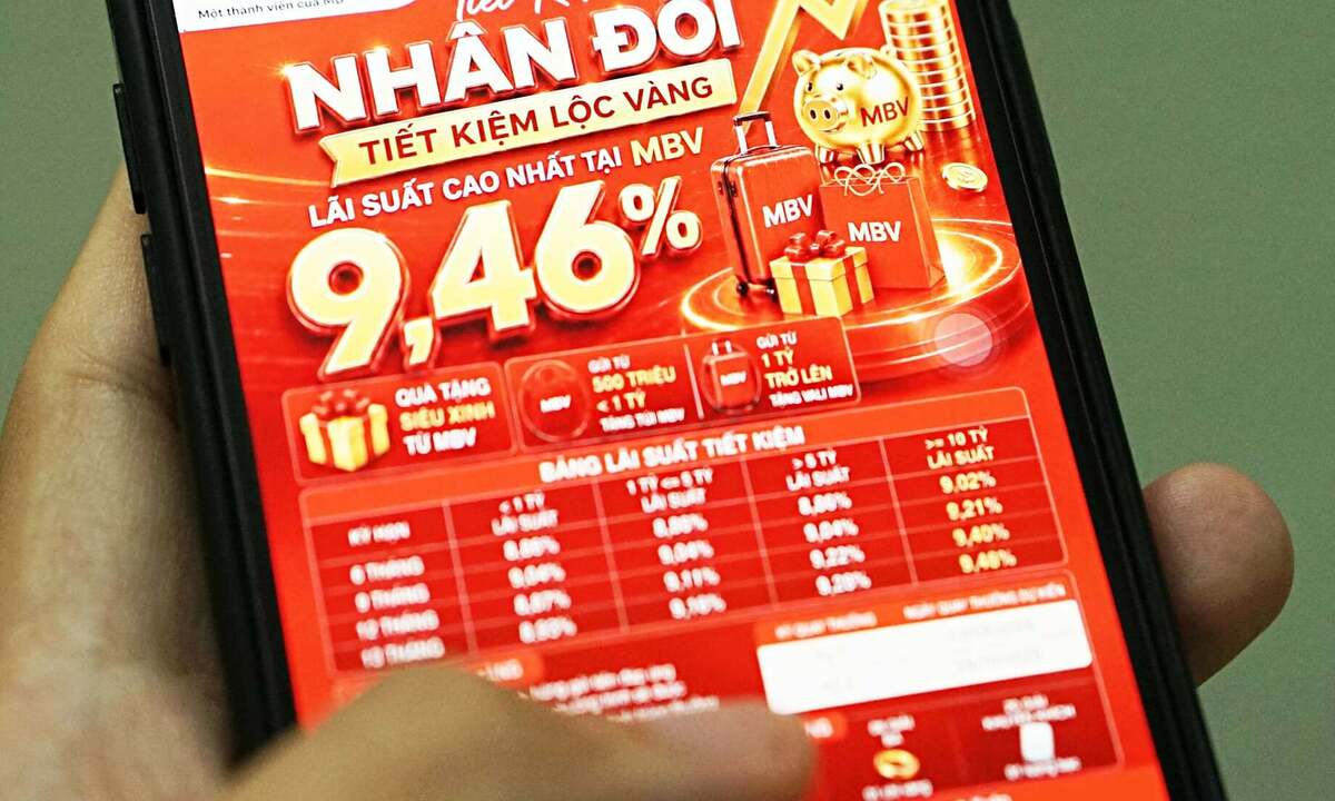 Nhân viên ngân hàng chạy đua tìm khách gửi tiền