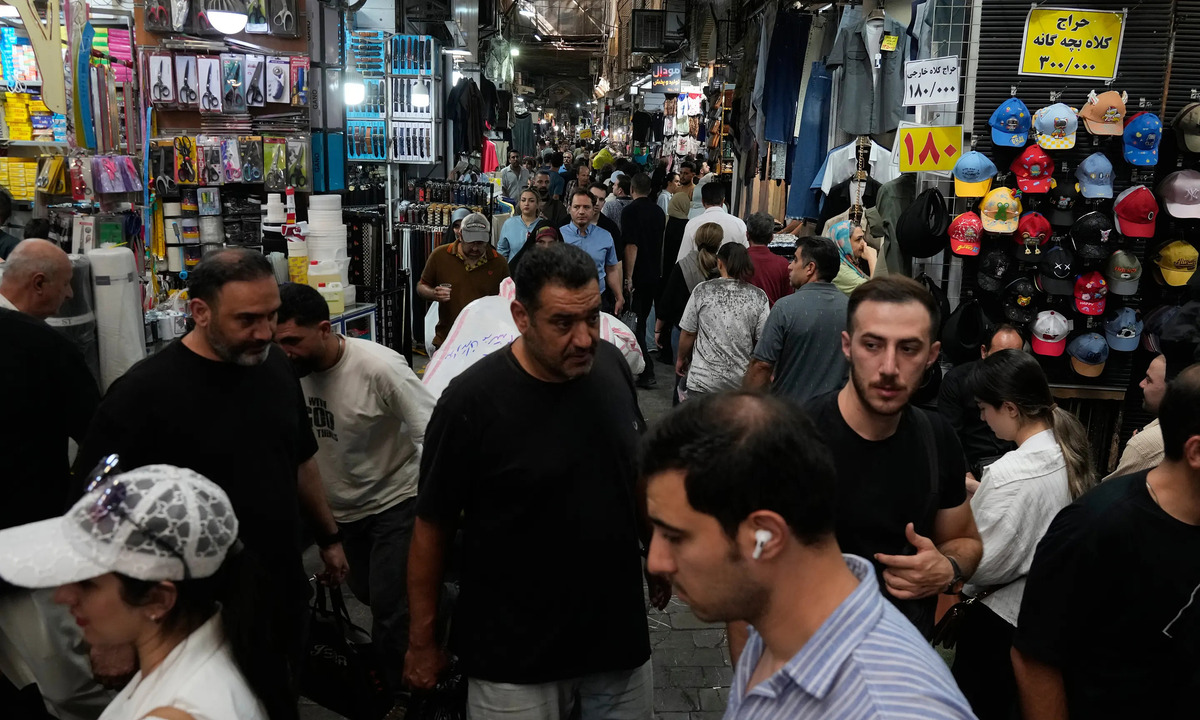 Người dân Iran chật vật vì giá cả đắt đỏ