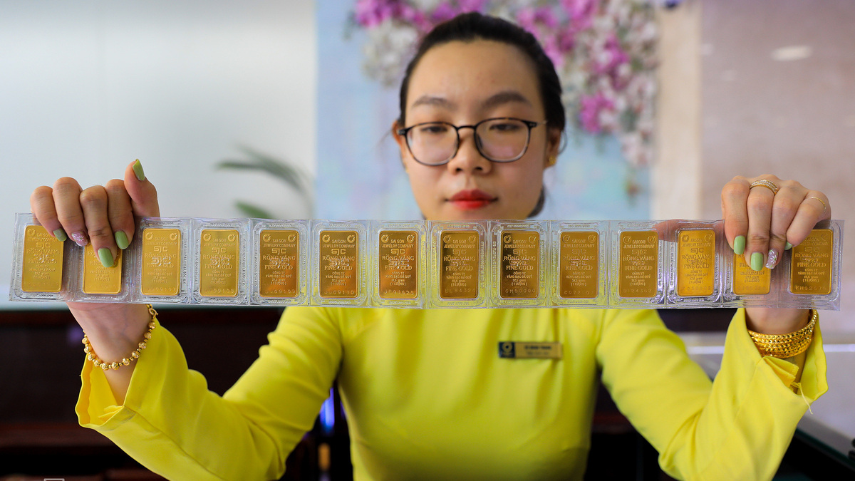Giá vàng trong nước thấp hơn thế giới lần đầu tiên sau nhiều năm